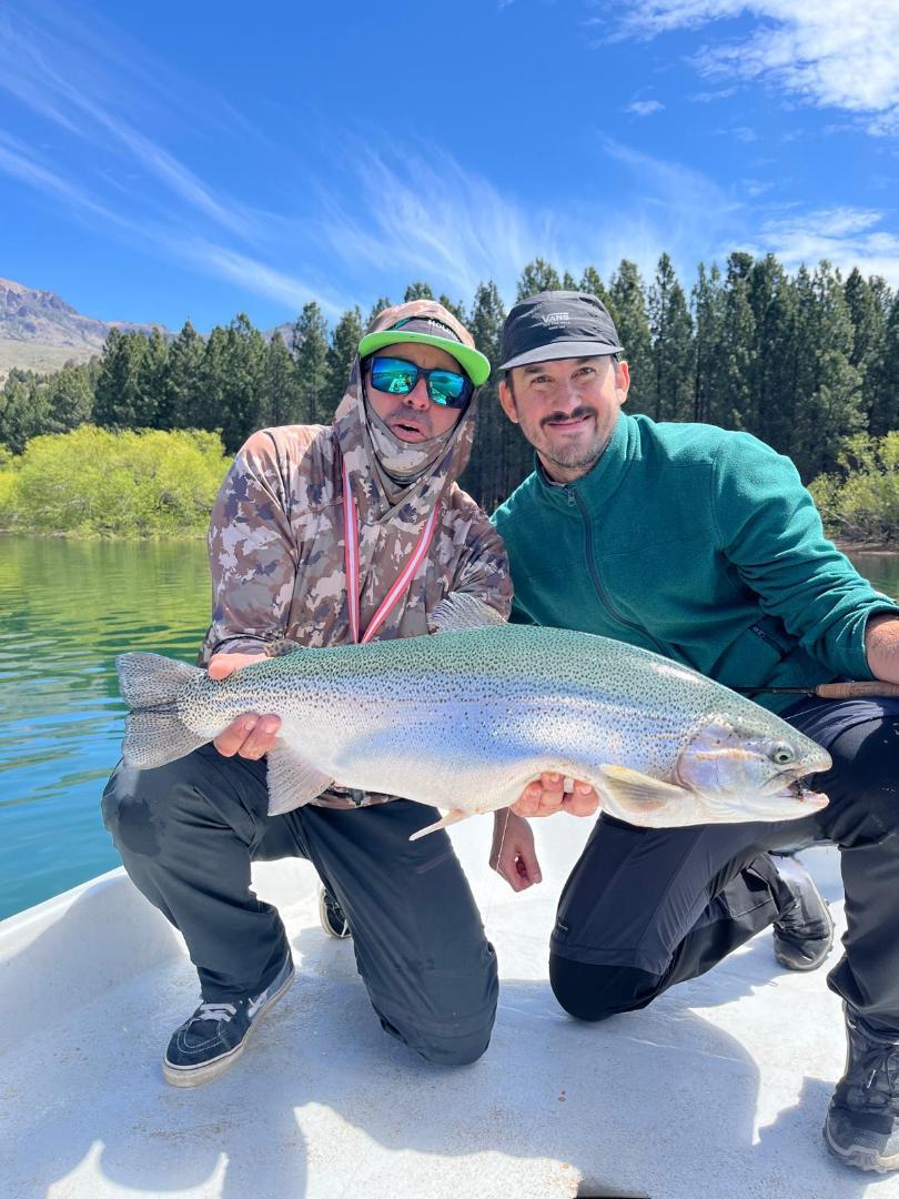 Pesca en Embalse Alicurá - dos pescadores con truchas arcoíris